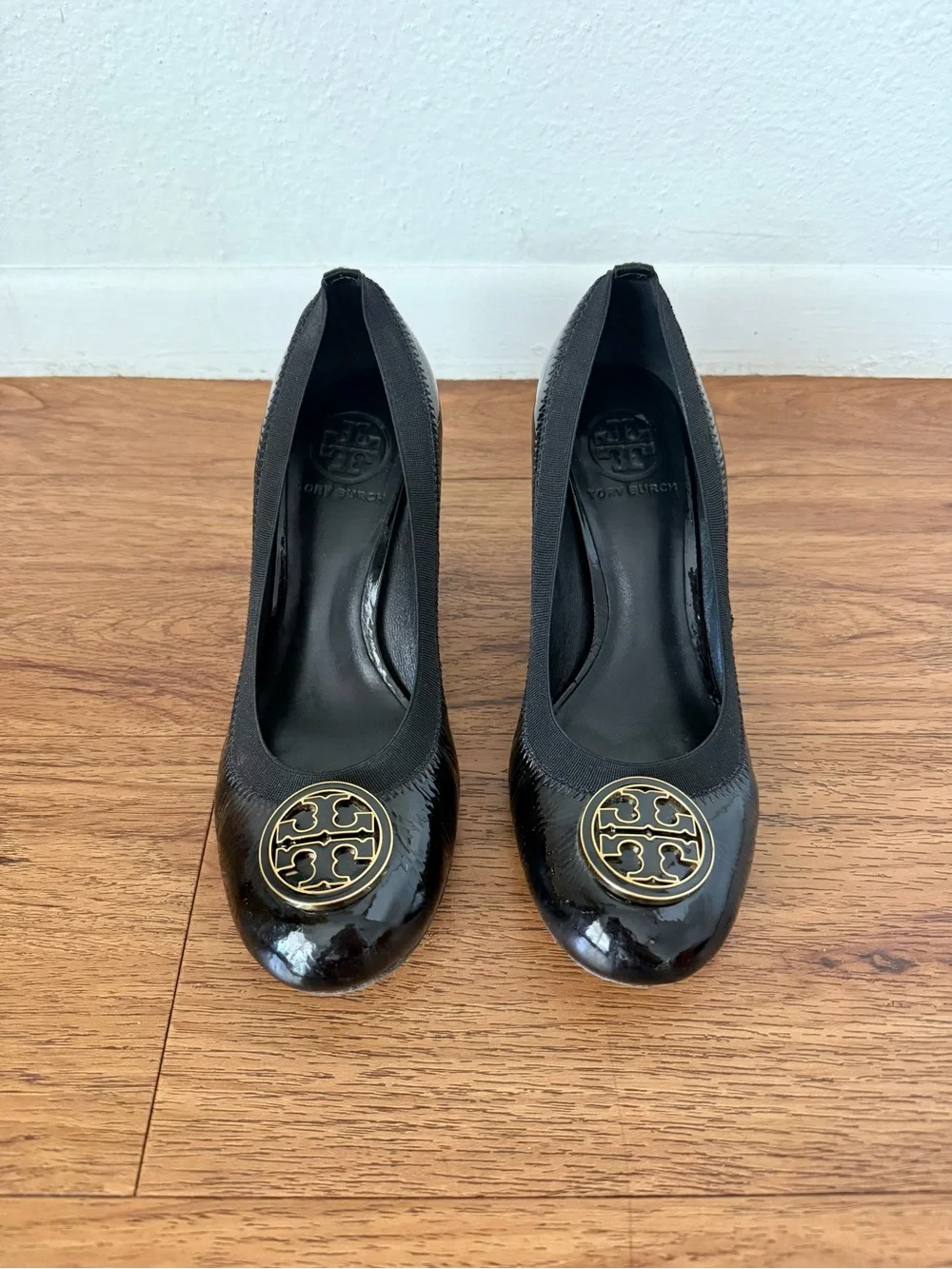 Tory Burch Caroline Mid Heel Pumps Size 7 Black Patent Leather Logo Medallion